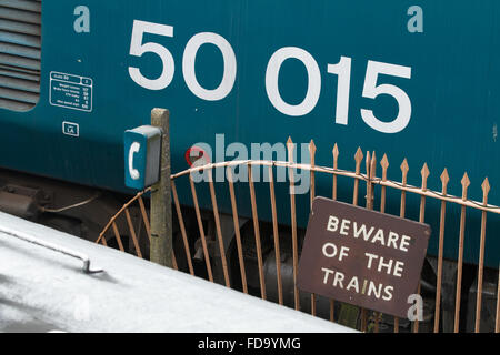 Signe de fer traditionnel Méfiez vous des trains sous la catégorie 50 cinquante à Bridgnorth Severn Valley Railway Banque D'Images