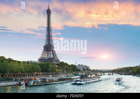Paris, Eiffel Tower at sunset Banque D'Images