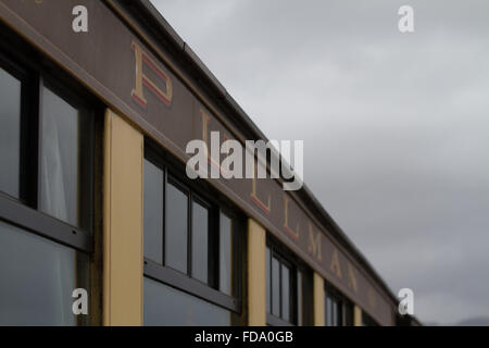 Le Welsh Highland Railway Voiture Pullman offre confort sur le long chemin à travers les contreforts de Snowdon Banque D'Images