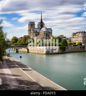 La Cathédrale Notre Dame (architecture gothique française) et de la Seine sur l'Ile de La Cité (4ème Arrondissement), Paris, France Banque D'Images