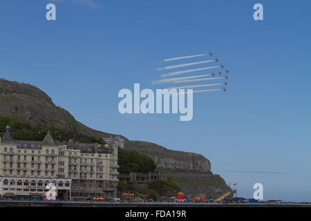 Des flèches rouges volent au-dessus de l'embarcadère et Grand Hotel à Llandudno Banque D'Images