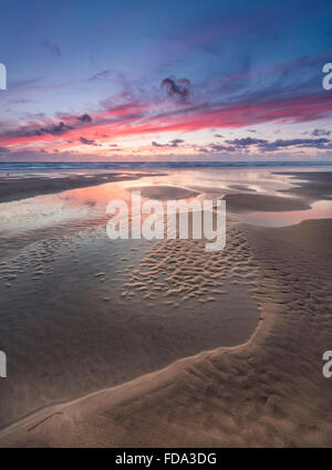 Fiery Sky, sables bitumineux Perran, Cornwall, UK Banque D'Images