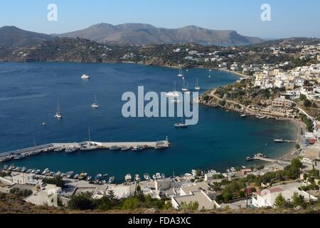 Aperçu de Panteli port et village, Leros, Dodécanèse, Grèce. Banque D'Images