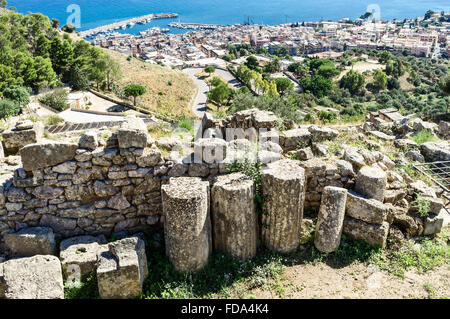 Site archéologique de Solunto gréco-romaine en Sicile, Italie et village de pêche côtière Banque D'Images