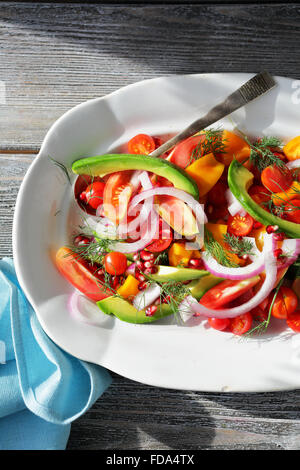 Légumes frais salade d'été à plaque vintage Banque D'Images