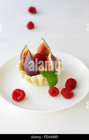 Mini fruits Tarte fine aux figues et de Berry, close-up Banque D'Images