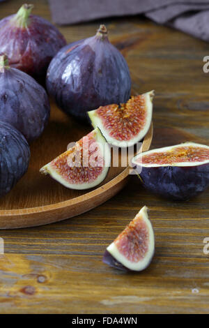 Figs sur plaque de bois, de l'alimentation Banque D'Images