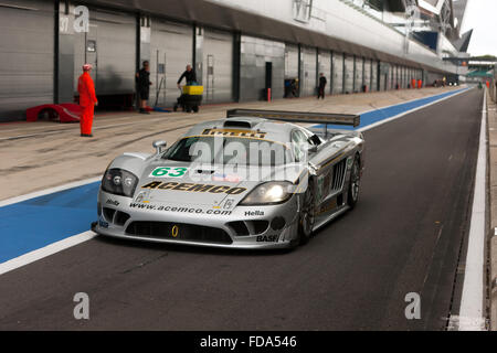 L'ACEMCO Motorsports Saleen S7R, dans la pitlane paddock International au cours d'une session de démonstration à la Silverstone Classic 2015 Banque D'Images