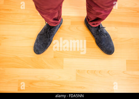 Voir ci-dessus d'un homme avec des chaussures noires. Banque D'Images