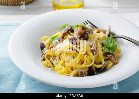 Tagliatelle aux champignons des bois, de l'alimentation close-up Banque D'Images