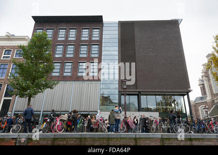 L'avant du musée Anne Frank à Amsterdam, vu depuis un bateau dans le canal. Amsterdam, Hollande. Les Pays-Bas. Banque D'Images