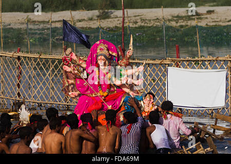 Des foules de personnes des groupes de statues de dieux Durga Puja Noyade Rivière Banque D'Images