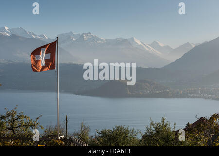 Sigriswil, Suisse, vue sur le lac de Thoune avec drapeau suisse Banque D'Images