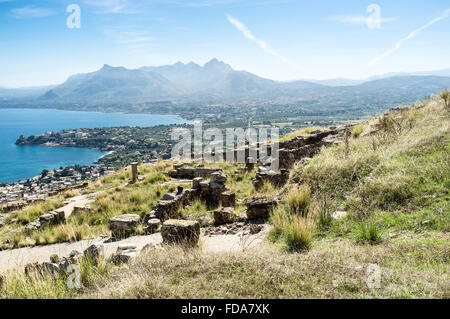 Voir l'Est à partir de vestiges archéologiques du site gréco-romain de Solunto, en Sicile, Italie Banque D'Images