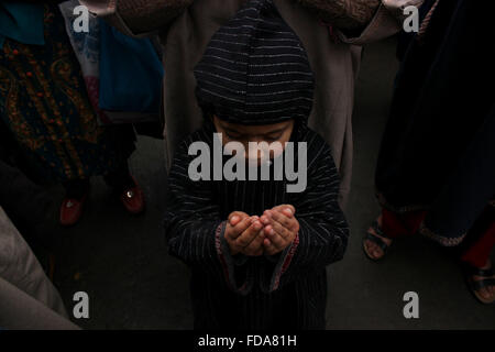 Un jeune musulman du Cachemire au milieu priant avec les dévots prier sur le urs annuel d'un saint soufi Shaikh Abdul Qadir Jeelani dans la vieille ville de Srinagar Cachemire sous contrôle indien Banque D'Images