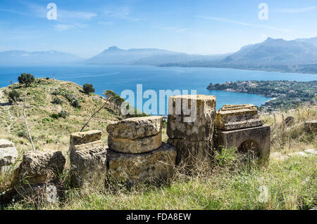 Voir l'Est à partir de vestiges archéologiques du site gréco-romain de Solunto, en Sicile, Italie Banque D'Images