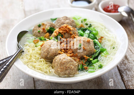 Bakso, meatball soup with noodles, cuisine indonésienne Banque D'Images