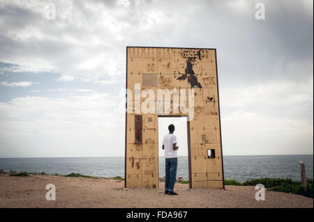 Lampedusa, Sicilia, oct. L'année 2013. L'île de Lampedusa, en Sicile, Italie, octobre 2013. MIgrante eritreo presso il monumento la Porta d'Europa Banque D'Images