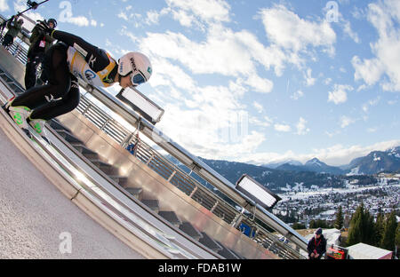 Oberstdorf, Allemagne. 29 janvier, 2016. Ski-japonaise Sara Takanashi cavalier en action au cours d'un procès en rond sur la piste d'accélération au cours de la coupe du monde de saut à ski de l'épreuve féminine de saut à ski cas normal, des femmes, des célibataires à Oberstdorf, Allemagne, 29 janvier 2016. Photo : DANIEL KARMANN/DPA/Alamy Live News Banque D'Images