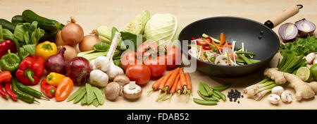Un Wok avec sélection de légumes sutible pour remuer la friture Banque D'Images
