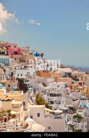 L'architecture traditionnelle en pierre de Fira sur l'île grecque de Santorini Banque D'Images