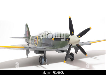 Supermarine Spitfire Mk22, WW11, RAF marquages. 1:32 échelle fine modèle sur fond studio blanc. Banque D'Images