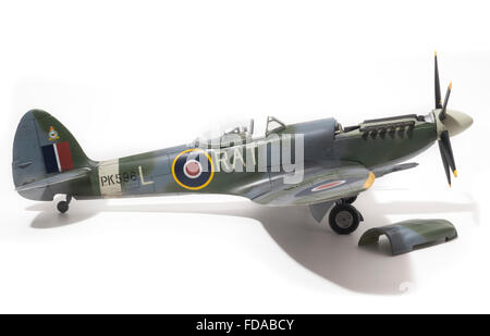 Supermarine Spitfire Mk22, WW11, RAF marquages. 1:32 échelle fine modèle sur fond studio blanc. Banque D'Images