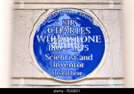 Londres, Angleterre, Royaume-Uni. Blue Plaque commémorative : 'Monsieur Charles Wheatstone (1802-1875), scientifique et inventeur, a vécu ici." Banque D'Images