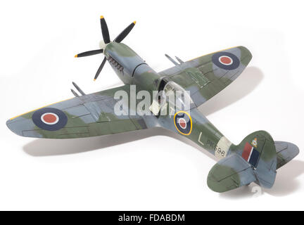 Supermarine Spitfire Mk22, WW11, RAF marquages. 1:32 échelle fine modèle sur fond studio blanc. Banque D'Images