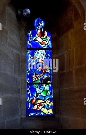 Tudeley, Tonbridge, Kent, UK. L'église All Saints. Vitrail de Marc Chagall - ange et oiseau Banque D'Images
