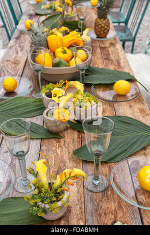 Image d'une table rustique pour le dîner dans le jardin. Banque D'Images