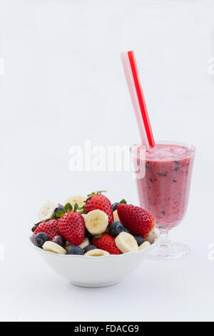 Un Smoothie fruité à base de fraises, bleuets et bananes. tous les ingrédients pour faire un smoothie aux fruits. Banque D'Images