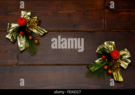 Décoration pour la maison sur la table en bois dans une forme d'or Noël bowknot Banque D'Images