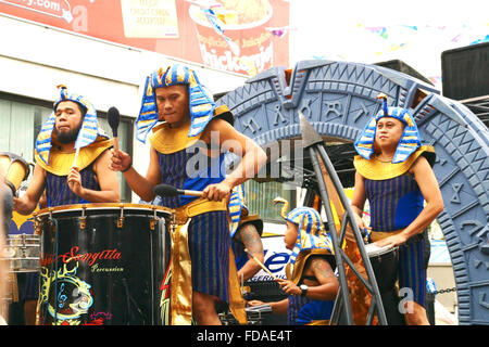 Philippines Cebu Cebu City Sinulog festival. Les musiciens, et autres personnes prenant part à la procession rue Adrian Baker Banque D'Images