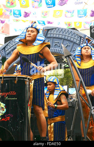 Philippines Cebu Cebu City Sinulog festival. Les musiciens, et autres personnes prenant part à la procession rue Adrian Baker Banque D'Images