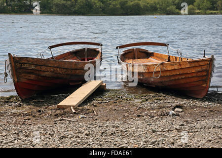 Barques sur la rive de Derwentwater, Lake District Banque D'Images