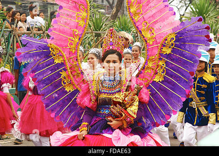 Philippines Cebu Cebu City Sinulog festival. Danseurs dans la street parade Adrian Baker Banque D'Images