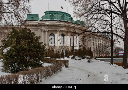 Vue vers l'Université 'St. Kliment Okhridski" Sofia en l'hiver, la Bulgarie Banque D'Images