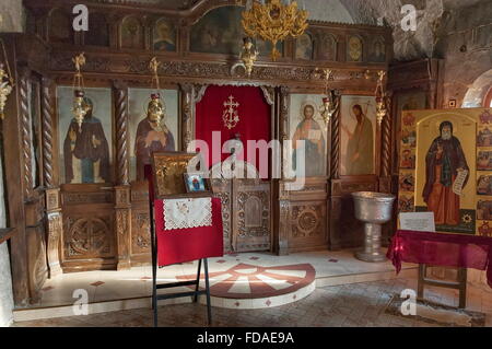 Le monastère rock 'St Dimitrii de Basarbovo", la Bulgarie. Petite église de roche. Vue de l'intérieur. Banque D'Images