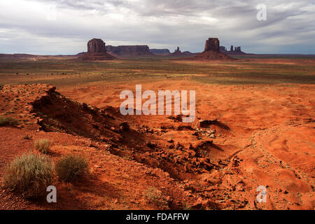 Rock formations, Merrick Butte, Sentinel Mesa, East Mitten Butte, Stagecoach, après la tempête, lumière du soir, Monument Valley Navajo Banque D'Images