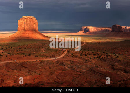 Des formations rocheuses, Merrick Butte, gauche/Valley Drive, après la tempête, les nuages, lumière du soir, Monument Valley Navajo Tribal Park Banque D'Images