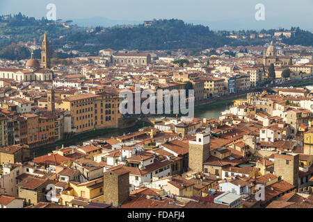 Vue sur la ville, avec l'Arno, Florence, Toscane, Italie Banque D'Images