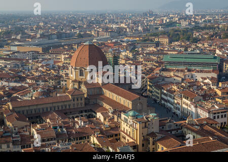 Vue sur la ville avec la Basilique di San Lorenzo et halles, Florence, Toscane, Italie Banque D'Images