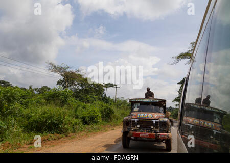 La route conduisant au Nigeria, avec un très vieux camion et un nigérien sur elle Banque D'Images