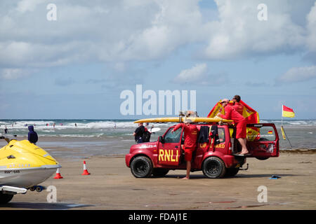 Les sauveteurs RNLI en service à Bude Banque D'Images