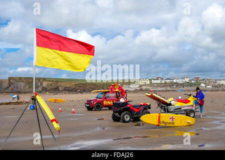 Les sauveteurs RNLI en service à Bude Banque D'Images