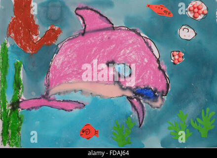 La peinture de l'enfant - dauphin dans la mer, à l'aide de crayon de couleur et couleur de l'eau Banque D'Images