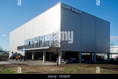 Prague, République tchèque. 29 janvier, 2016. Surfez Arena, bâtiment avec vagues artificielles pour le surf pour 50 millions de couronnes, a été ouverte dans Letnany à Prague, République tchèque, le 29 janvier 2016. L'exposition de l'European champions pour le public aura lieu ici le samedi et les gens peuvent aussi essayer de surfer. © Vit Simanek/CTK Photo/Alamy Live News Banque D'Images