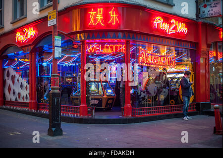 Néons à arcade dans Chinatown, Londres Banque D'Images