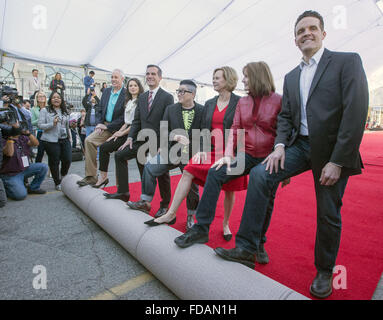 Los Angeles, Californie, USA. 29 janvier, 2016. 2016 Le Prix SAG-l'AFTRA a officiellement mis en place le tapis rouge au Shrine Auditorium à Los Angeles le vendredi matin, en préparation de la remise des prix de la de samedi. --- Rouler le tapis rouge le vendredi matin sont-SAG Awards, Vice-président de l'AFTRA DARYL ANDERSON, l'actrice KATIE LOWES, Maire Eric Garcetti de Los Angeles, l'actrice LEA (DILARIA Orange est le nouveau noir), de même que l'AFTRA SAG-membre du Comité des prix, JOBETH WILLIAMS, Directeur exécutif KATHY CONNELL, et SAG AFTRA-membre du Comité des prix WOODY SCHULTZ. (Crédit Image : © David Bro via ZUMA Wir Banque D'Images